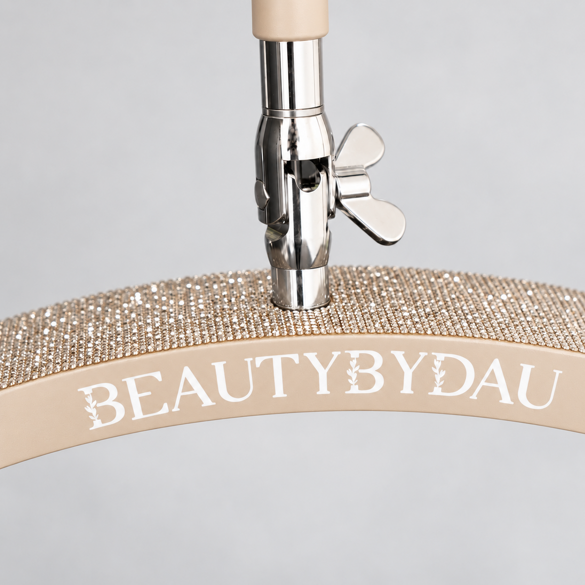 Beige Premium Moonlight-lampe fra BeautyByDau – nærbillede af BeautyByDau-logo på lysbuen