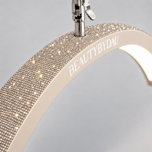 Beige Premium Moonlight-lampe fra BeautyByDau – skråt nærbillede af rhinsten