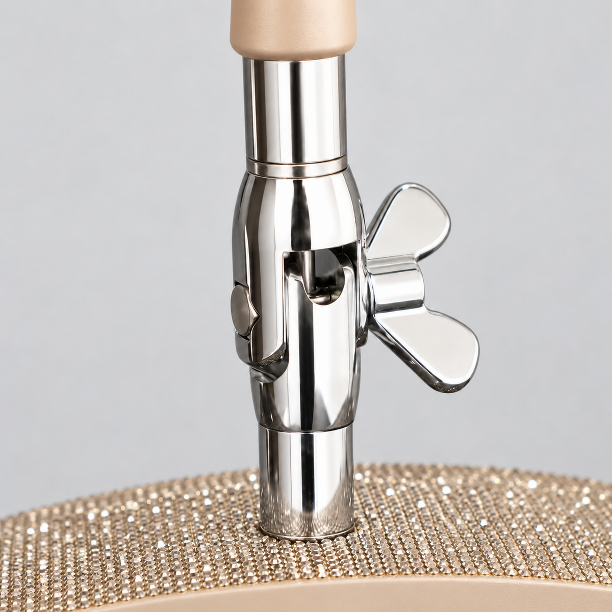 Beige Premium Moonlight-lampe fra BeautyByDau – nærbillede af kromkobling og justering