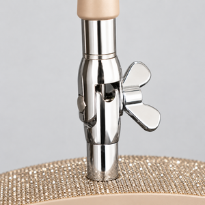 Beige Premium Moonlight-lampe fra BeautyByDau – nærbillede af kromkobling og justering