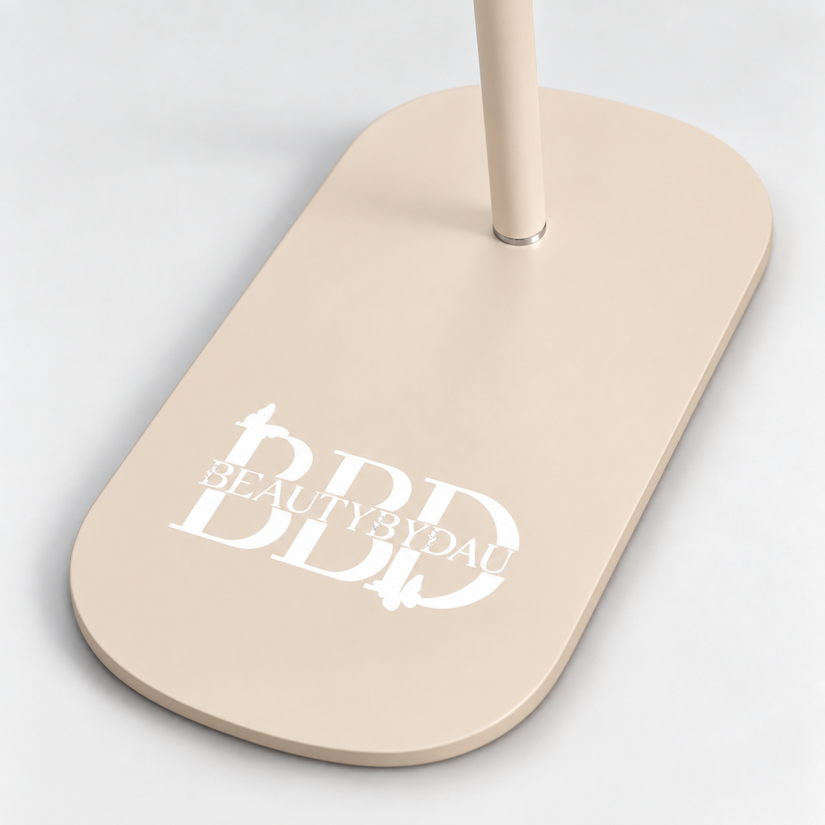 Beige Premium Moonlight-lampe fra BeautyByDau – fod med BBD-logo