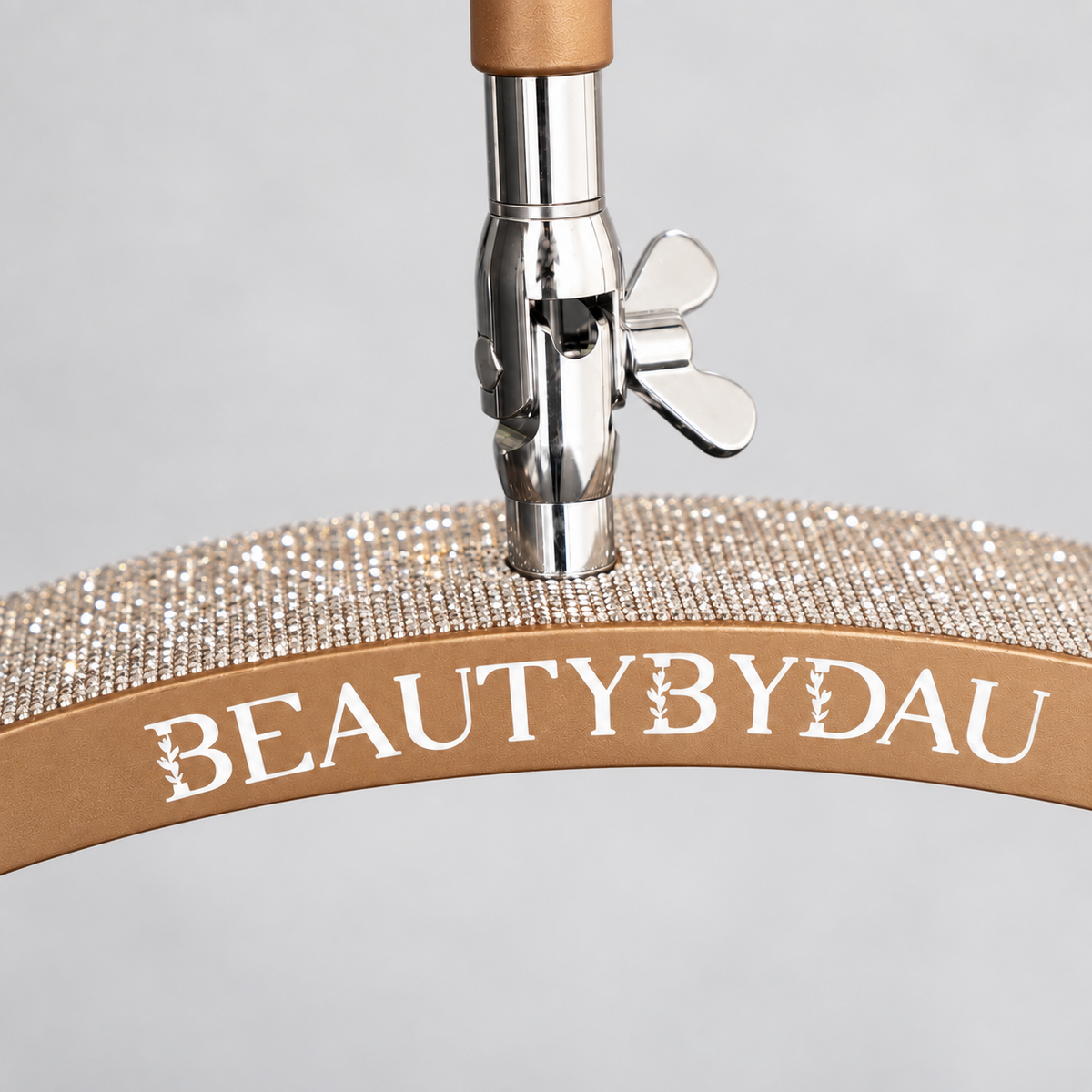Guld Premium Moonlight-lampe fra BeautyByDau – nærbillede af BeautyByDau-logo på lysbuen