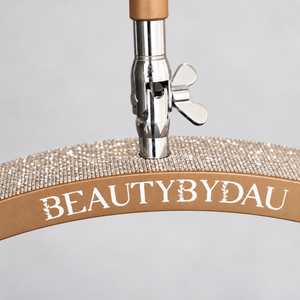 Guld Premium Moonlight-lampe fra BeautyByDau – nærbillede af BeautyByDau-logo på lysbuen