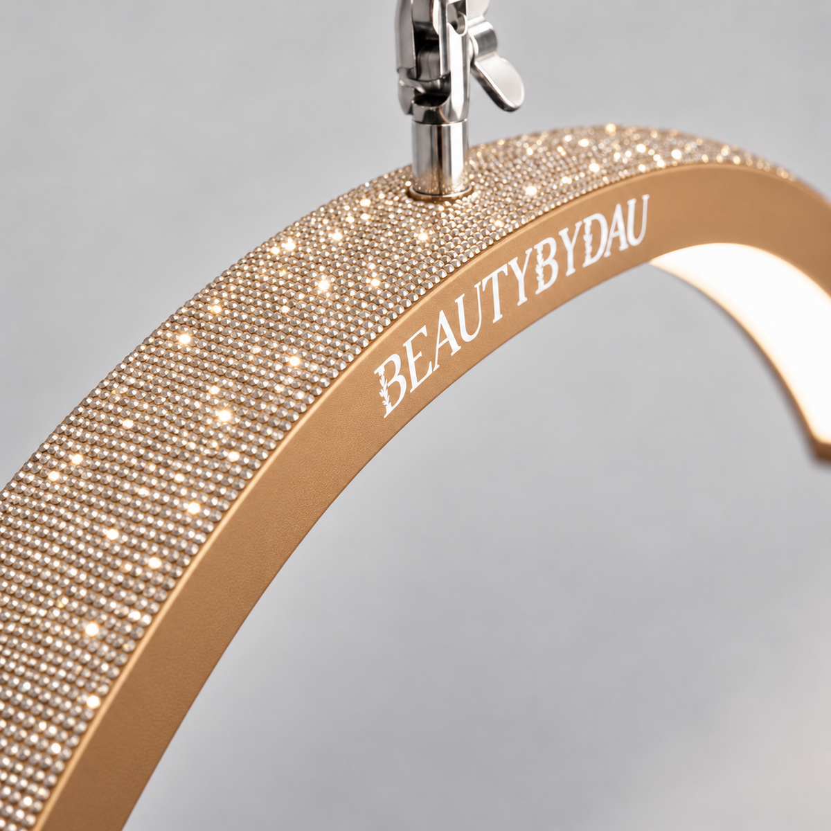 Guld Premium Moonlight-lampe fra BeautyByDau – skråt nærbillede af rhinsten