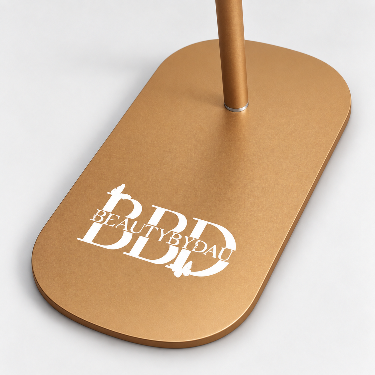 Guld Premium Moonlight-lampe fra BeautyByDau – fod med BBD-logo