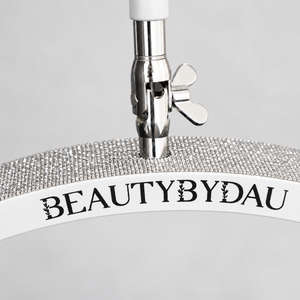 Hvid Premium Moonlight-lampe fra BeautyByDau – nærbillede af BeautyByDau-logo på lysbuen