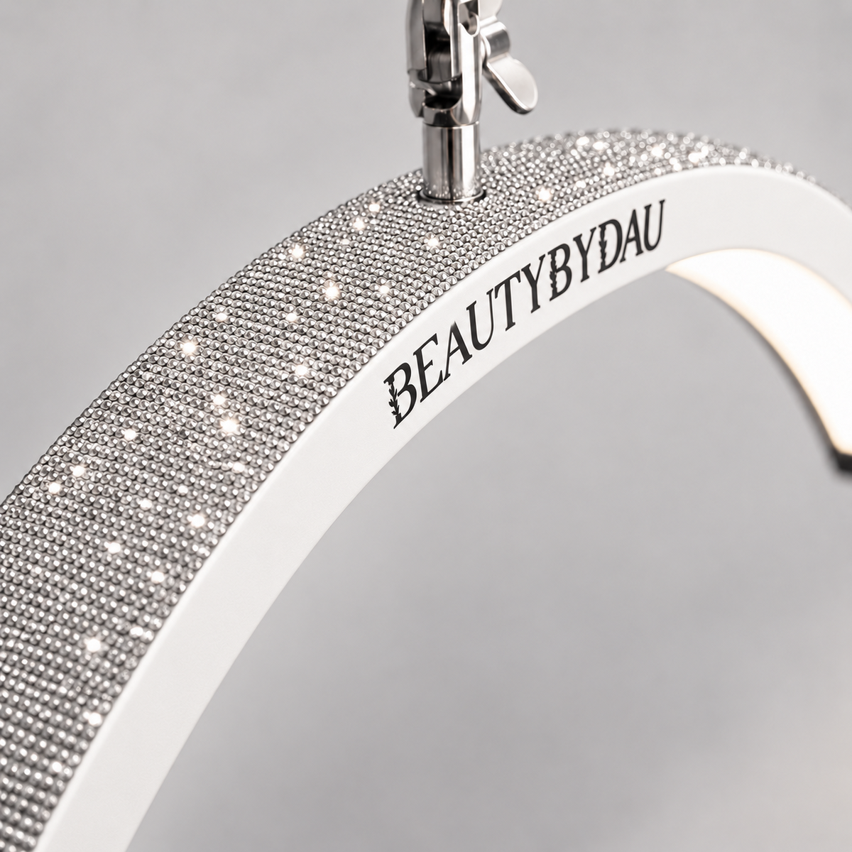 Hvid Premium Moonlight-lampe fra BeautyByDau – skråt nærbillede af rhinsten