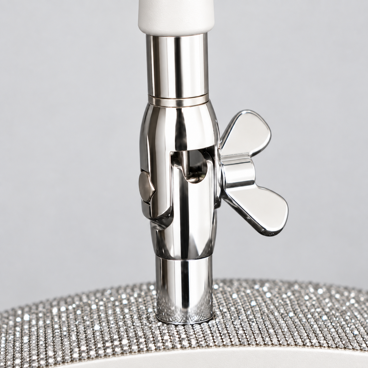 Hvid Premium Moonlight-lampe fra BeautyByDau – nærbillede af kromkobling og justering