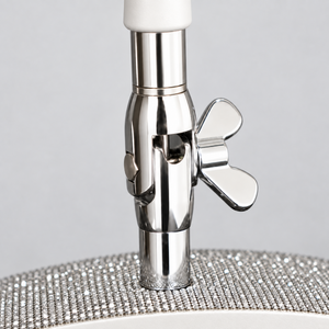 Hvid Premium Moonlight-lampe fra BeautyByDau – nærbillede af kromkobling og justering