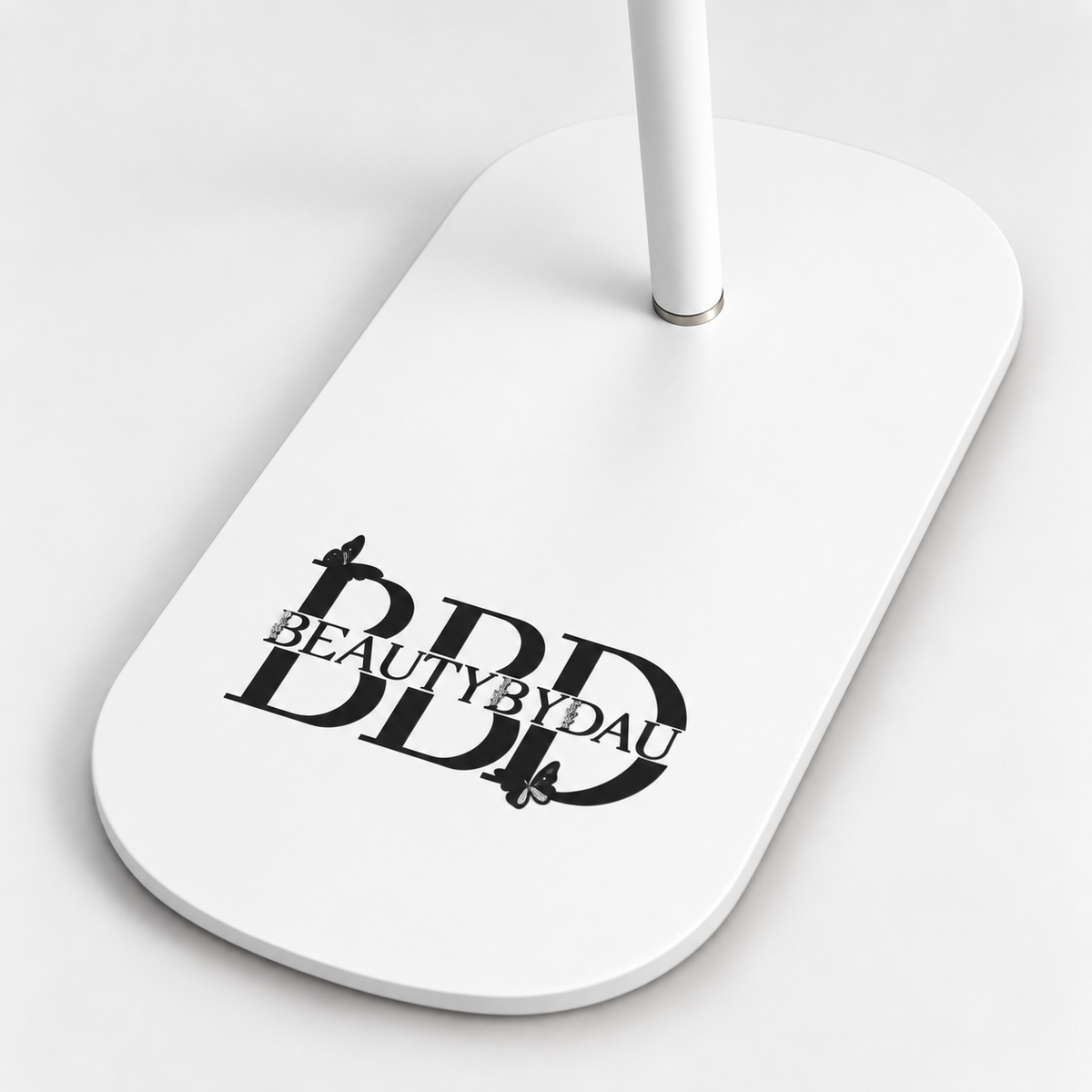 Hvid Premium Moonlight-lampe fra BeautyByDau – fod med BBD-logo
