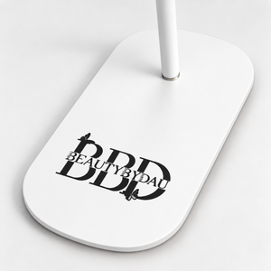Hvid Premium Moonlight-lampe fra BeautyByDau – fod med BBD-logo