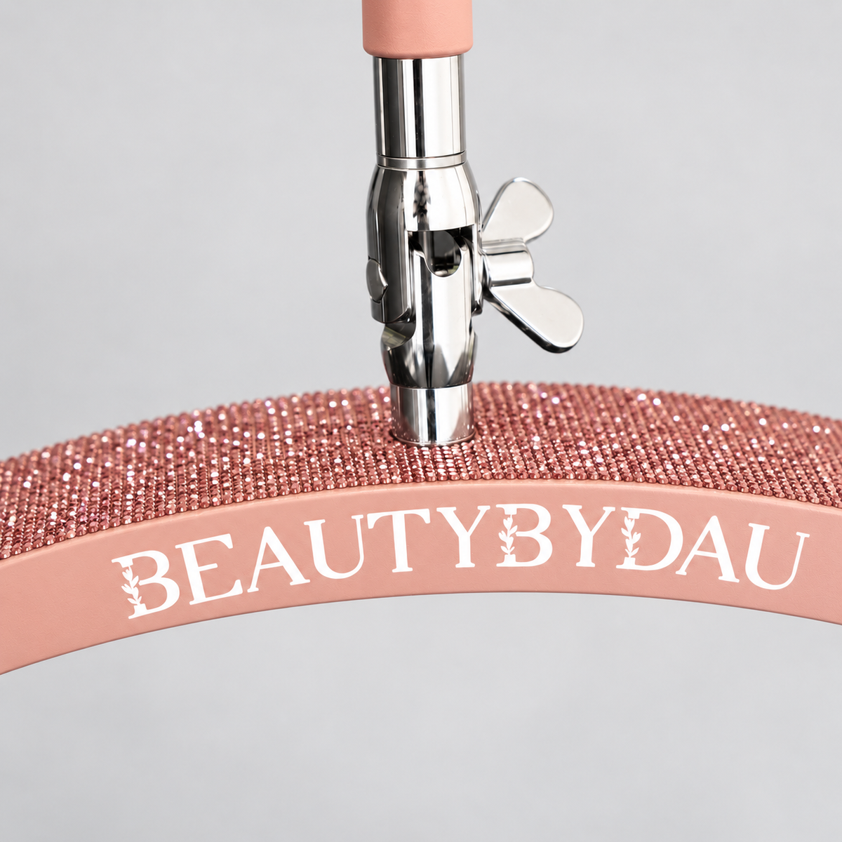Pink Premium Moonlight-lampe fra BeautyByDau – nærbillede af BeautyByDau-logo på lysbuen