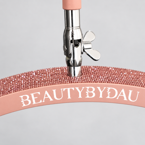Pink Premium Moonlight-lampe fra BeautyByDau – nærbillede af BeautyByDau-logo på lysbuen