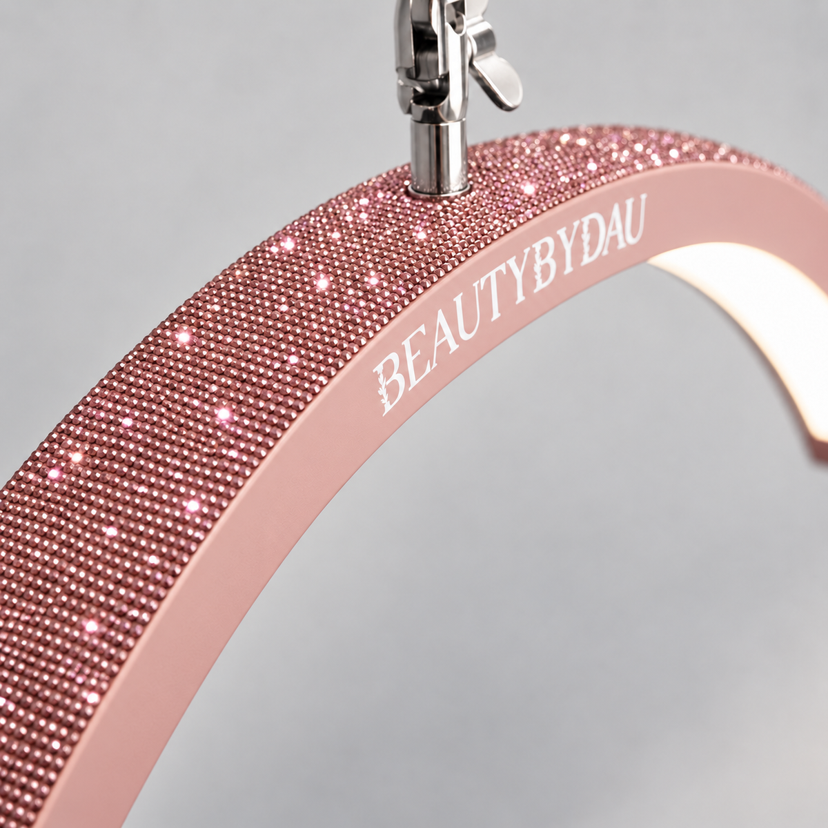 Pink Premium Moonlight-lampe fra BeautyByDau – skråt nærbillede af rhinsten