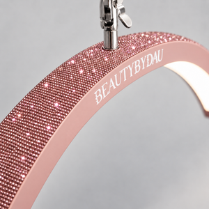 Pink Premium Moonlight-lampe fra BeautyByDau – skråt nærbillede af rhinsten