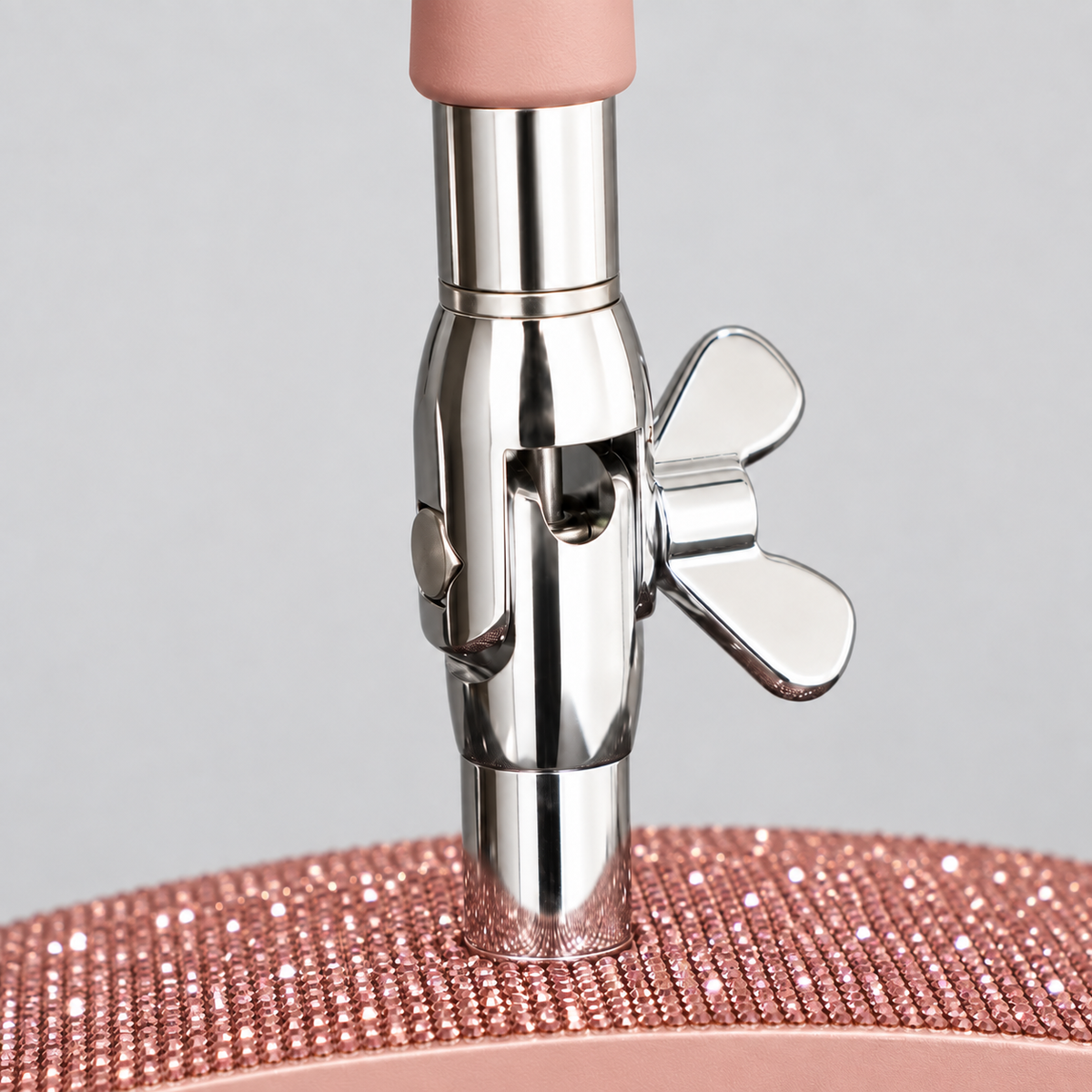 Pink Premium Moonlight-lampe fra BeautyByDau – nærbillede af kromkobling og justering
