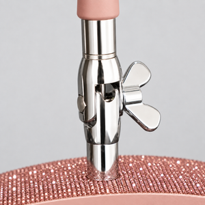 Pink Premium Moonlight-lampe fra BeautyByDau – nærbillede af kromkobling og justering