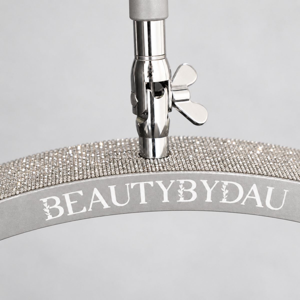 Sølv Premium Moonlight-lampe fra BeautyByDau – nærbillede af BeautyByDau-logo på lysbuen