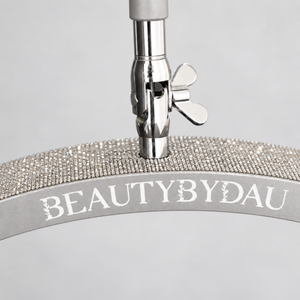 Sølv Premium Moonlight-lampe fra BeautyByDau – nærbillede af BeautyByDau-logo på lysbuen