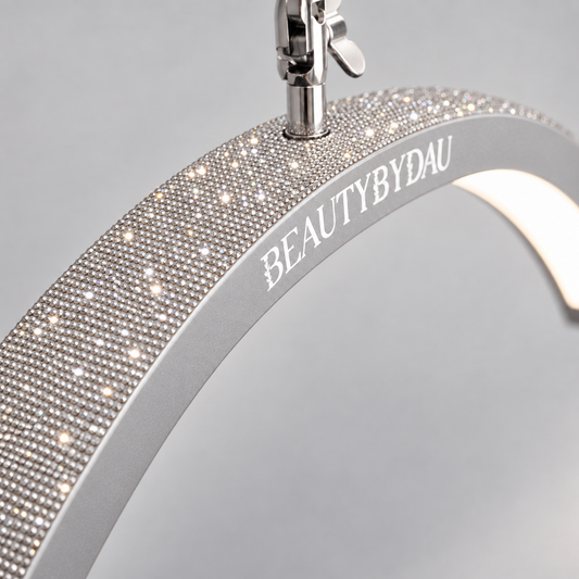 Sølv Premium Moonlight-lampe fra BeautyByDau – skråt nærbillede af rhinsten