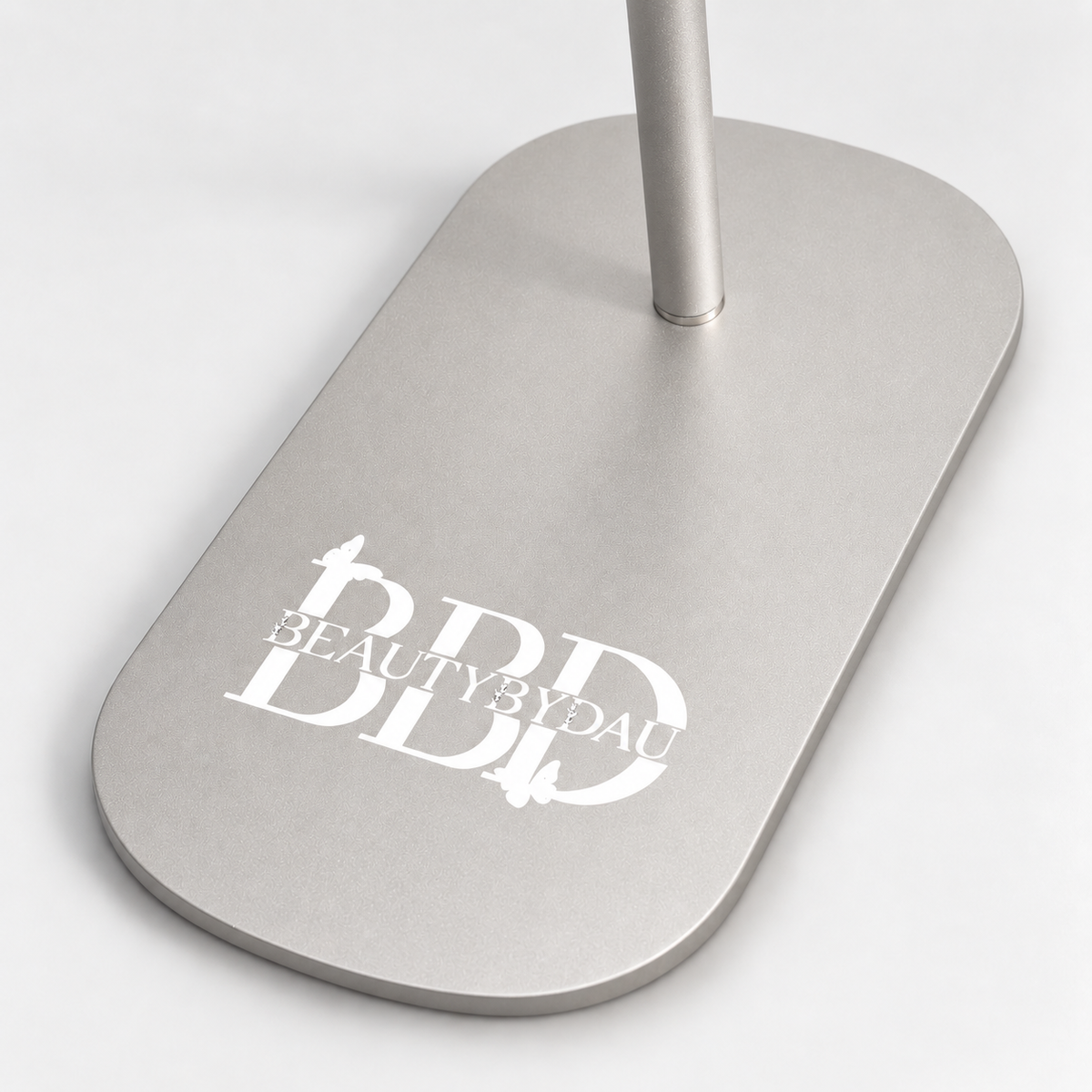 Sølv Premium Moonlight-lampe fra BeautyByDau – fod med BBD-logo