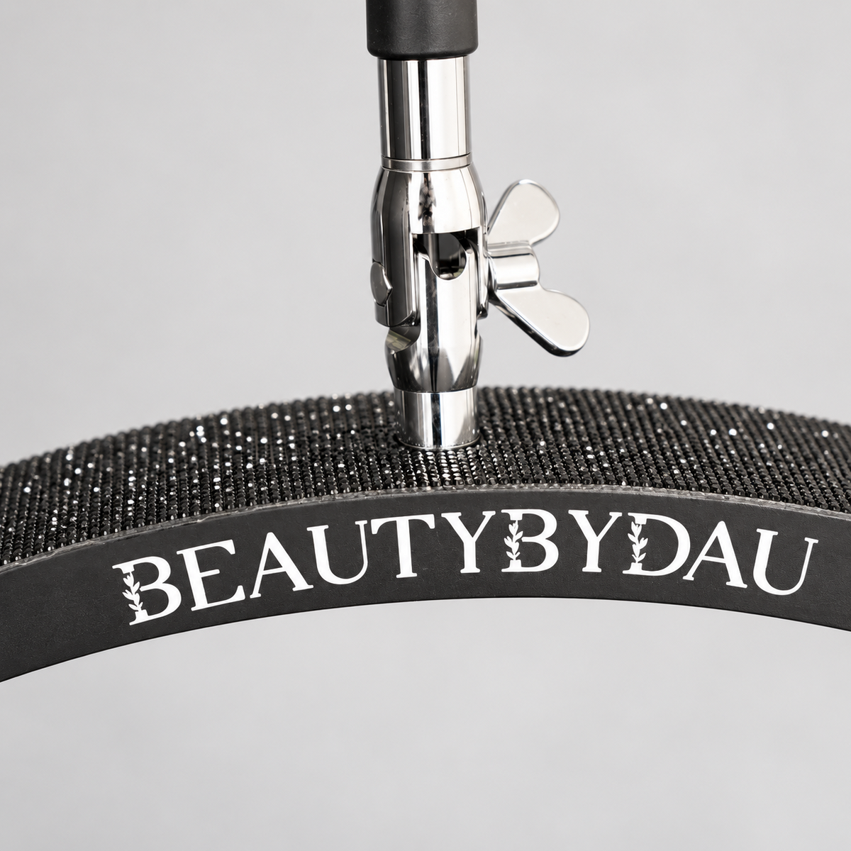 Sort Premium Moonlight-lampe – nærbillede af BeautyByDau-logo og lysbue