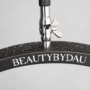 Sort Premium Moonlight-lampe – nærbillede af BeautyByDau-logo og lysbue